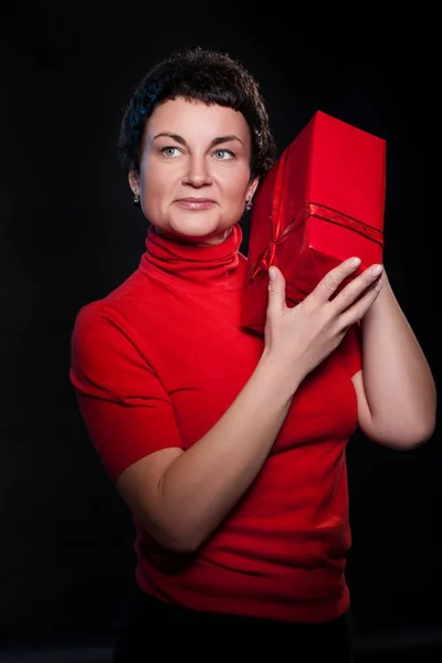 Mulher segurando caixa de presente vermelho — Fotografia de Stock