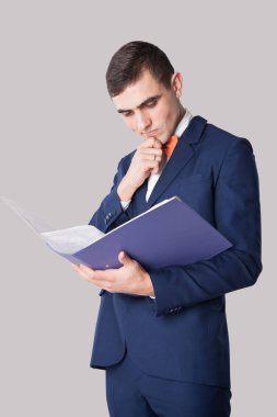 Düşünceli klasöründe görünen adam