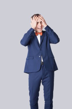 kafasını tutarak ve gülen adam