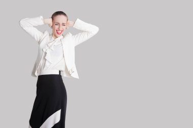 Elleriyle kulaklarını kapatma ve ekşitmeden kadın