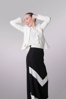 Kulakları elleri ve şarkı ile kapanış kadın 