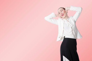 Kulakları elleri ve şarkı ile kapanış kadın