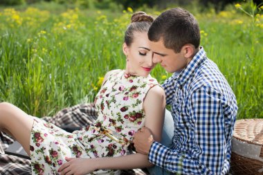 Piknikte sarılma Çift