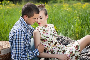 Piknikte sarılma Çift