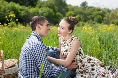 Piknikte sarılma Çift