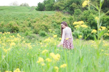 alanında yürüyen kadın