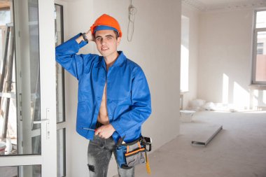 Tornavida ile poz işçi