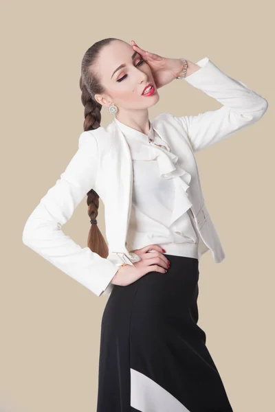 Mujer posando en camisa blanca y falda —  Fotos de Stock