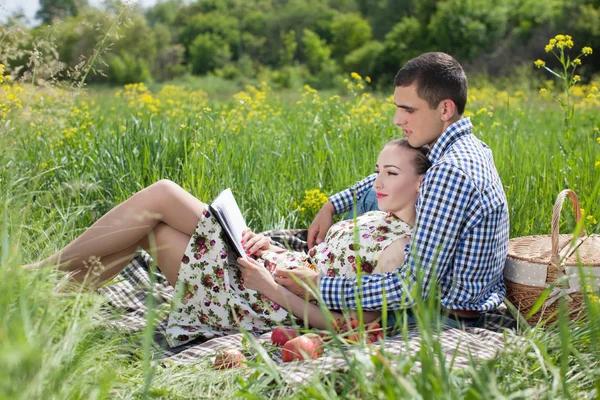 Çift okuma kitabı piknik — Stok fotoğraf