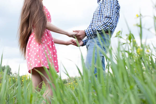 Couple debout dans le champ et tenant la main — Photo