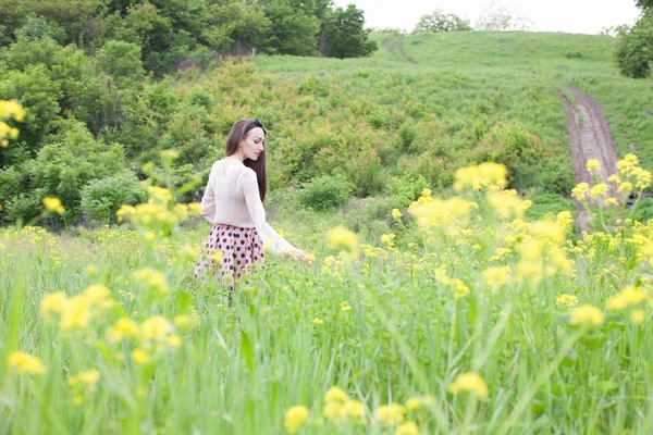 Donna che cammina sul campo — Foto Stock