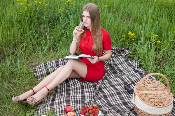 Giovane donna con bicchiere di champagne — Foto Stock