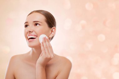 kız ile pamuk yastık yüz temizliği