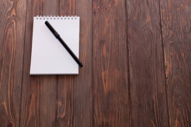 Boş defter siyah kalem ile