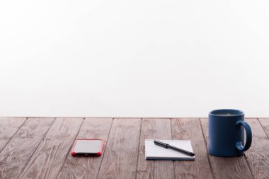 Smartphone ve kahve ahşap tablo