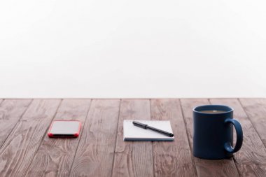 Smartphone ve kahve ahşap tablo