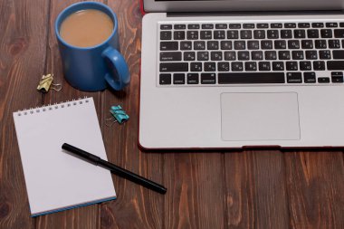 laptop ve kahve ile boş defter