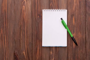 Boş defter ile yeşil kalem