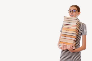 ağır kitap yığını tutan kız