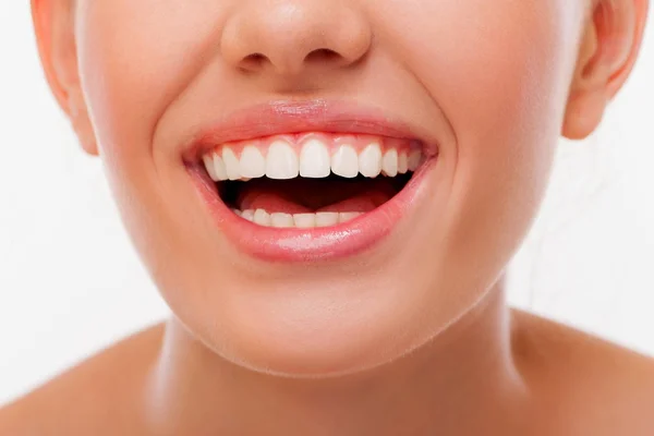 gülümseyen kadın beyaz sağlıklı dişlere sahip