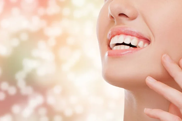 白い健康的な歯と笑顔の女性 — ストック写真