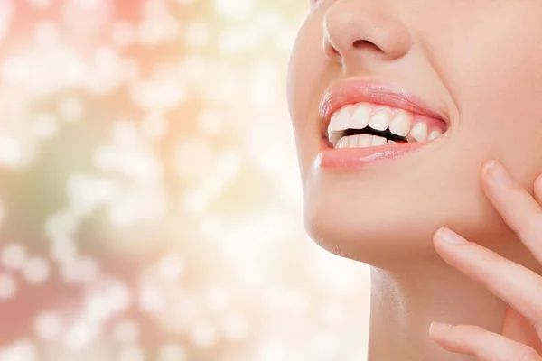 Mujer sonriente con dientes blancos y sanos —  Fotos de Stock