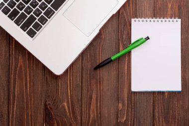 laptop ve boş defter kalem ile