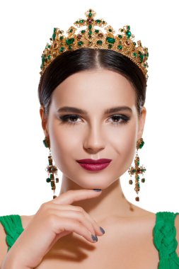  yeşil elbise ve altın taç kadın