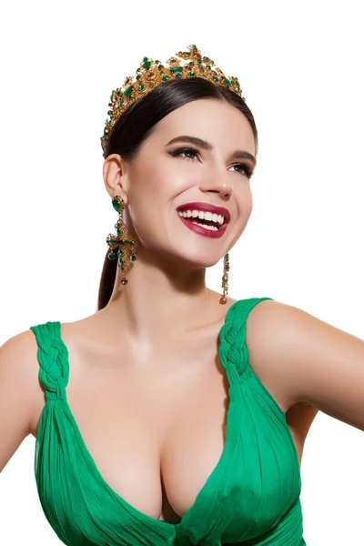 Mujer en vestido verde y corona dorada — Foto de Stock