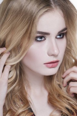 Makyaj ile sarışın kadın