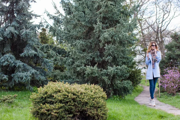 Kék Kabát Napszemüveg Ébredt Nyári Park Zöld Növények Fák Virágzó — Stock Fotó