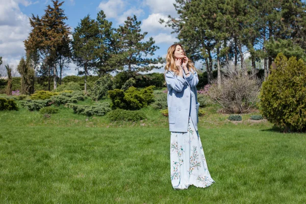 Hermosa Mujer Vestido Azul Chaqueta Despertando Parque Verano Plantas Verdes — Foto de Stock