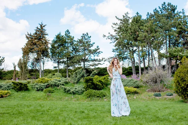 Hermosa Mujer Vestido Azul Despierta Parque Verano Plantas Verdes Árboles — Foto de Stock