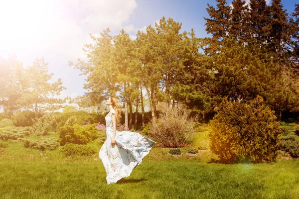 Hermosa Mujer Vestido Azul Despierta Parque Verano Plantas Verdes Árboles — Foto de Stock