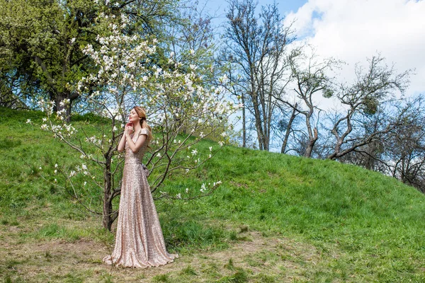 Belleza Rubia Joven Vestido Rosa Pie Parque Verano Bajo Árbol — Foto de Stock