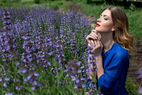 Szépség Fiatal Elegáns Sminket Viselt Kék Ruhát Állva Portréja Virágok — Stock Fotó