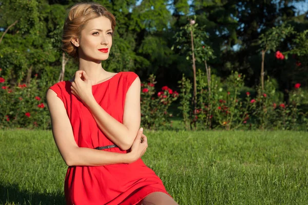 Retrato Mujer Joven Belleza Con Maquillaje Elegante Con Vestido Rojo — Foto de Stock