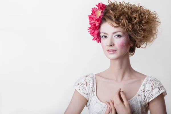 Closeup Studio Retrato Beleza Jovem Com Maquiagem Elegante Flores Cabelo — Fotografia de Stock