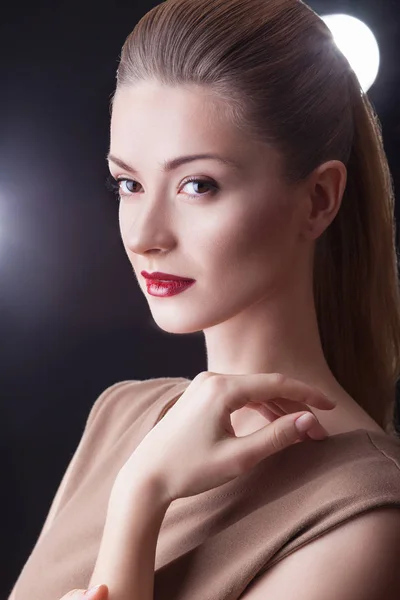 Primer Plano Retrato Estudio Mujer Joven Belleza Con Maquillaje Elegante —  Fotos de Stock