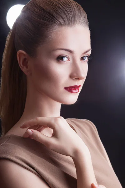 Primer Plano Retrato Estudio Mujer Joven Belleza Con Maquillaje Elegante —  Fotos de Stock