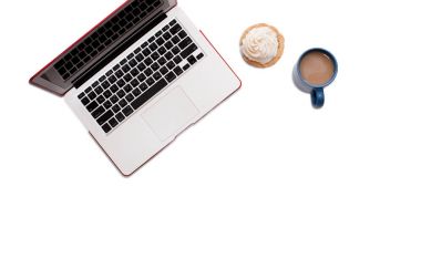 Üstten Görünüm ışıklı gri laptop. Kahve Kupası ve cupcake closeup ile açılan dizüstü bilgisayar