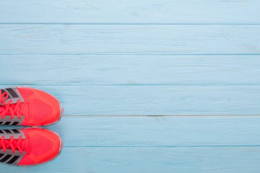 Kiev, Ukrayna - 2 Temmuz 2017: Adidas çalıştıran botlar. Adidas, çok uluslu şirket. Mavi arka plan. Ürün çekimleri. Ayakkabı, modern aerodinamik tasarımı, ışık ve güzel spor ayakkabıları yeni model 