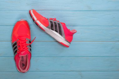 Kiev, Ukrayna - 2 Temmuz 2017: Adidas çalıştıran botlar. Adidas, çok uluslu şirket. Mavi arka plan. Ürün çekimleri. Ayakkabı, modern aerodinamik tasarımı, ışık ve güzel spor ayakkabıları yeni model 
