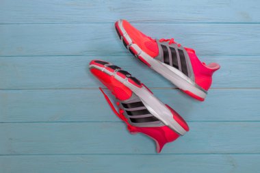 Kiev, Ukrayna - 2 Temmuz 2017: Adidas çalıştıran botlar. Adidas, çok uluslu şirket. Mavi arka plan. Ürün çekimleri. Ayakkabı, modern aerodinamik tasarımı, ışık ve güzel spor ayakkabıları yeni model 