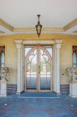 Güzel oymalı ahşap kapılar Viyana, Avusturya. Viyana'da eski bir kapı görüntüsünü