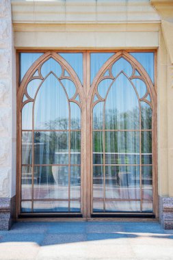 Güzel oymalı ahşap kapılar Viyana, Avusturya. Viyana'da eski bir kapı görüntüsünü