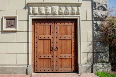 Brown eski ahşap kapı Viyana, Avusturya. Viyana'da eski bir kapı görüntüsünü