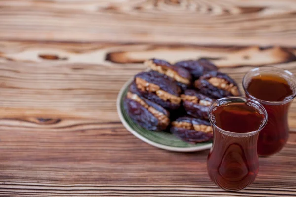 Tradiční Arabské Jídlo Hromada Chutných Dat Vlašskými Ořechy Tradiční Černý — Stock fotografie