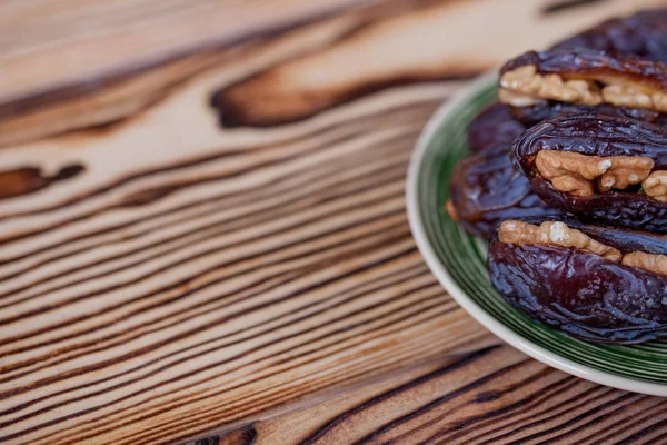 Tradiční Arabské Jídlo Hromada Chutných Dat Ořechy Dřevěný Stůl Pozadí — Stock fotografie