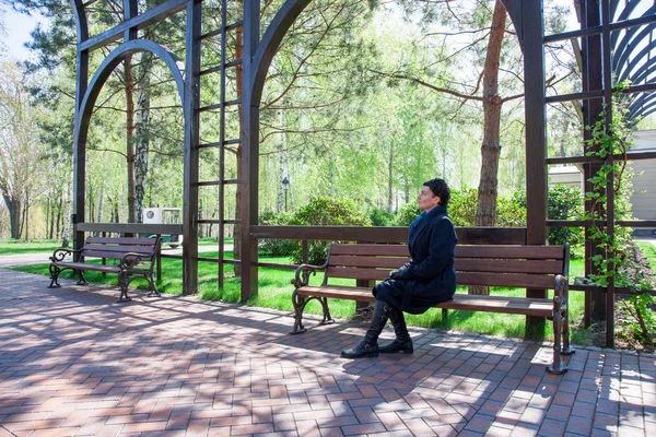 Middelste Leeftijd Vrouw Zitten Bankje Groene Herfst Park — Stockfoto